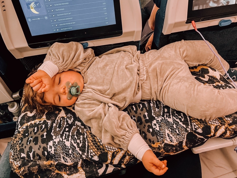Tips voor vliegen met baby of dreumes Reisspullen vliegtuig baby peuter kleuter
