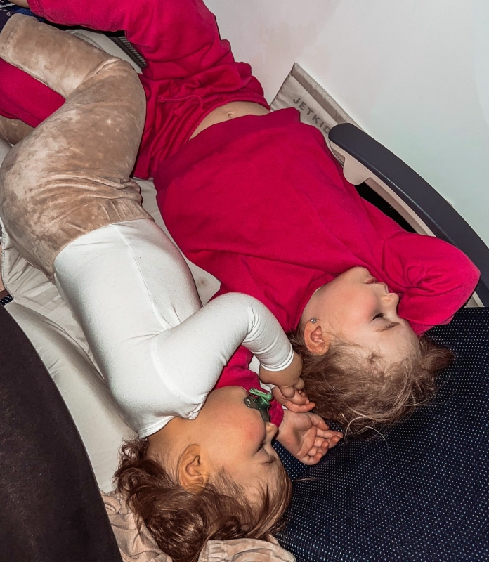Alle moeders vinden het spannend om te vliegen met kinderen. Wat kun je doen om de vlucht zo comfortabel mogelijk door te komen? Bekijk deze praktische tips voor het vliegen met kinderen (en baby) van een ervaren moeder